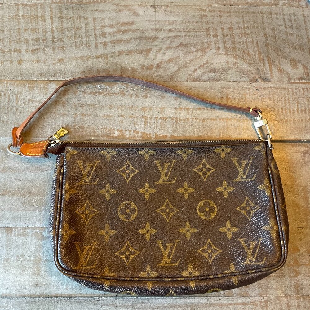 Louis Vuitton Mini Pochette Accessoires – Classic & Chic